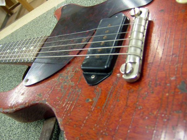 1958年製のレスポールジュニアが入院してきました。う〜ん、弾き込まれたヴィンテージギターは凄みがあってカッコイイ!!で、どこが壊れているかというと…
